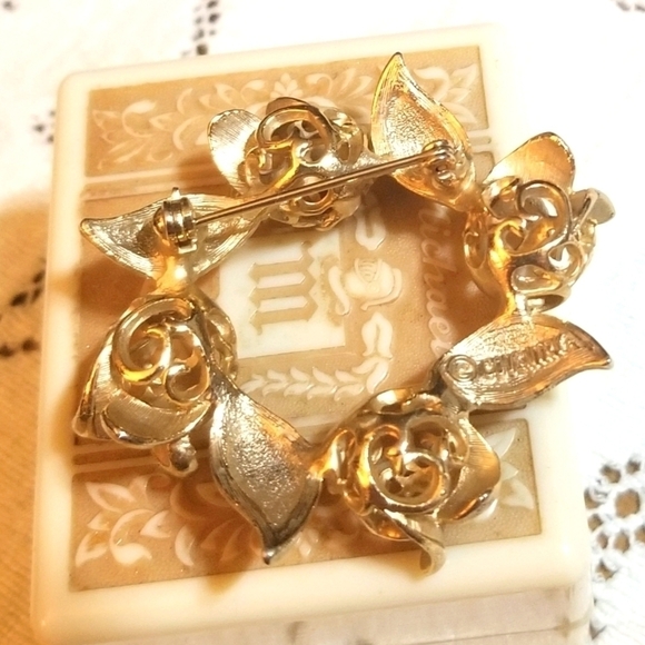 Old RARE Gold Plated Sarah Coventry Brooch - Picture 2 of 5